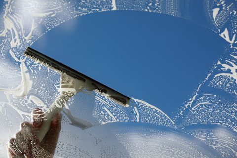 En glasskraber er uundværlig, når du pudser vinduer og spejle